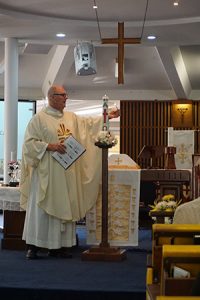 Mike Upton takes a church service and surfers paradise anglican chuch